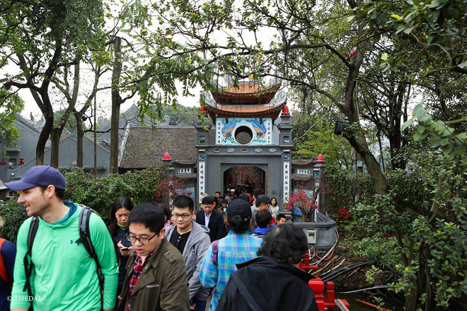 Hà Nội: Người dân đổ xô đến các chùa cầu an, mua muối lấy may mắn đầu năm